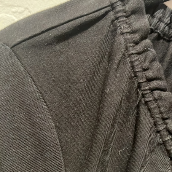 Vintage Theory Women’s Black V-Neck shorts ruffled front Fitted women’s Large - Picture 4 of 8